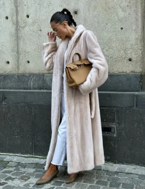 Классическая норковая шуба с перламутровым оттенком и эффектным воротником-шалью