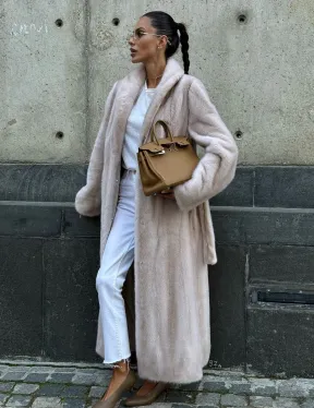 Классическая норковая шуба с перламутровым оттенком и эффектным воротником-шалью