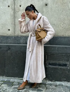 Классическая норковая шуба с перламутровым оттенком и эффектным воротником-шалью