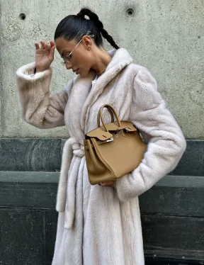 Классическая норковая шуба с перламутровым оттенком и эффектным воротником-шалью