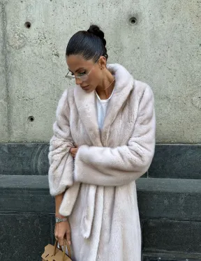 Классическая норковая шуба с перламутровым оттенком и эффектным воротником-шалью