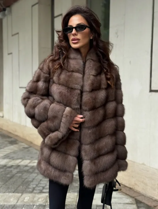 Женская шуба из меха куницы в цвете соболь