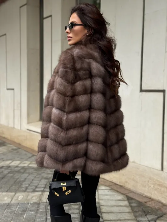 Женская шуба из меха куницы в цвете соболь