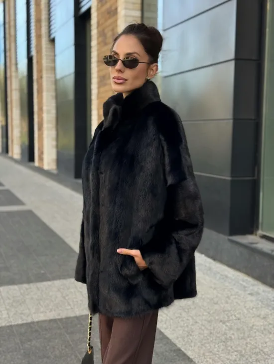 Элегантная черная шубка из меха норки - стойка воротник