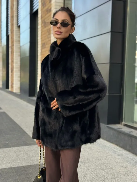 Элегантная черная шубка из меха норки - стойка воротник