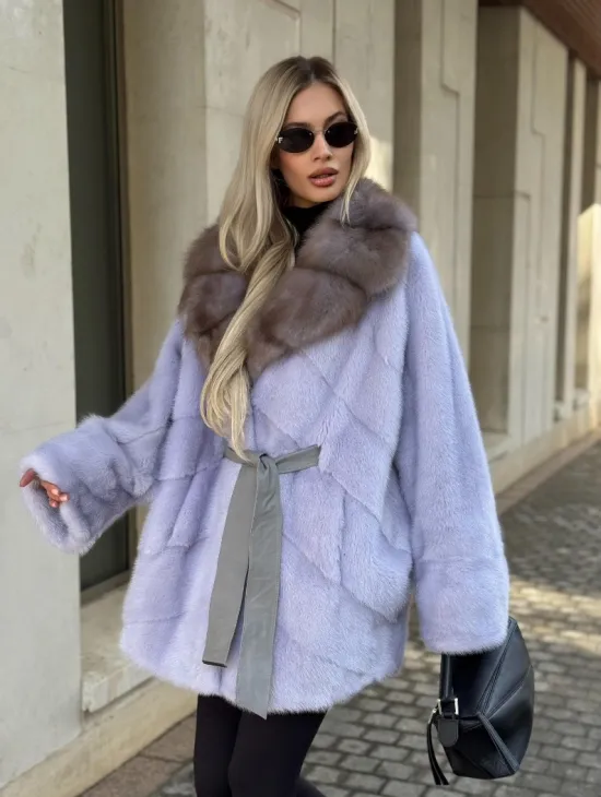 Шуба из норки короткая с куницей воротник