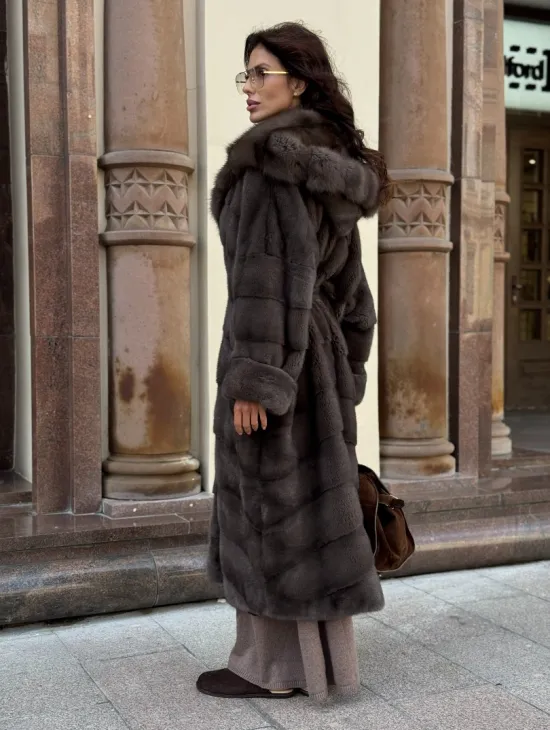 Шуба норковая в цвете мокко с капюшоном куница