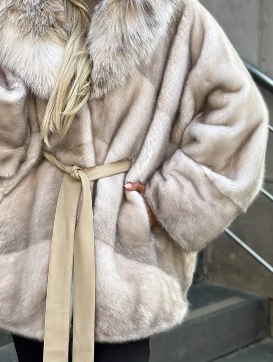 Шуба летучая мышь из норки Ivory с капюшоном из меха рыси