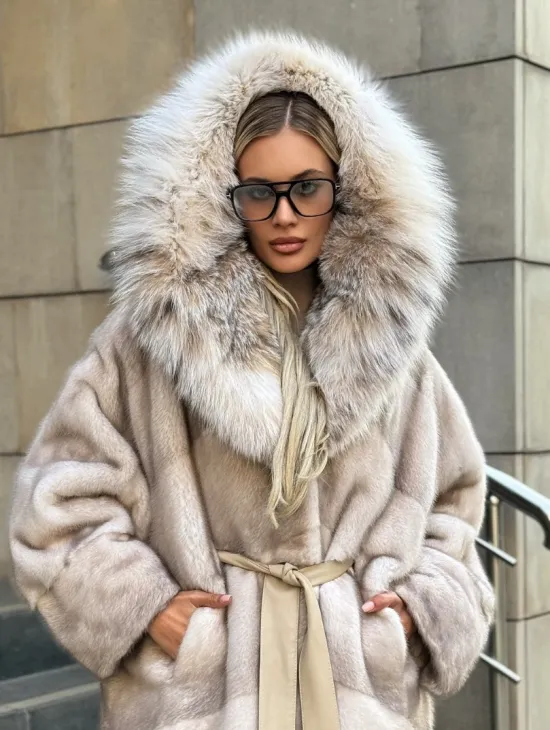 Шуба летучая мышь из норки Ivory с капюшоном из меха рыси