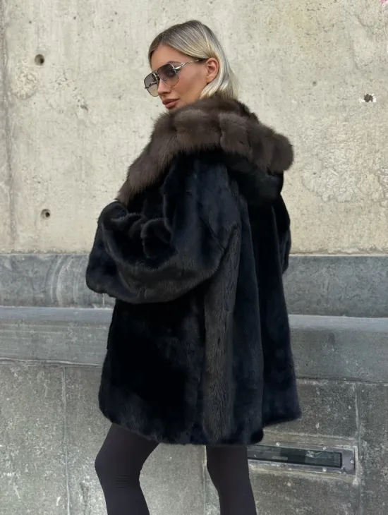 Черный норковый полушубок с капюшоном куница