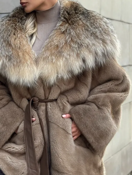 Женская шуба из меха норки Pastel с капюшоном из меха рыси