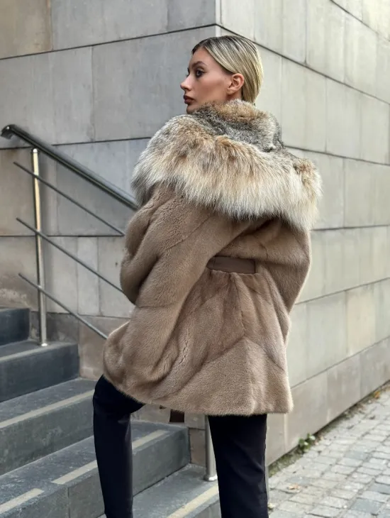 Женская шуба из меха норки Pastel с капюшоном из меха рыси
