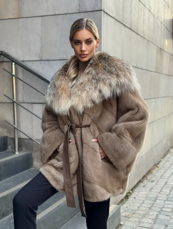 Женская шуба из меха норки Pastel с капюшоном из меха рыси