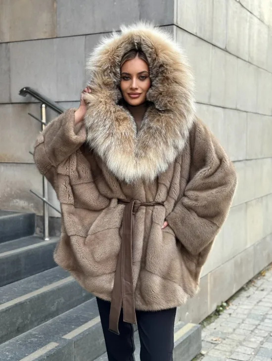 Женская шуба из меха норки Pastel с капюшоном из меха рыси