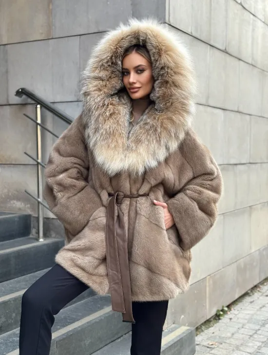 Женская шуба из меха норки Pastel с капюшоном из меха рыси