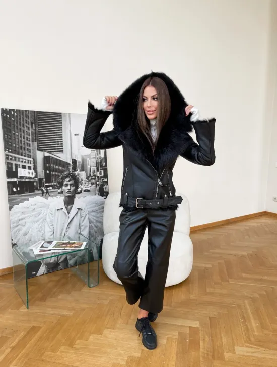 Стильная дубленка с капюшоном из овчины тоскана