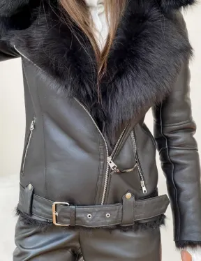 Стильная дубленка с капюшоном из овчины тоскана