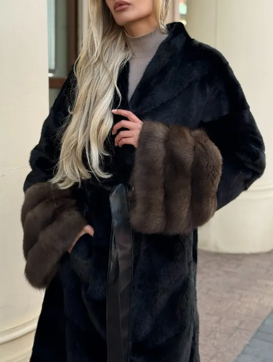 Черная норковая шуба с отделкой на рукавах из меха куницы