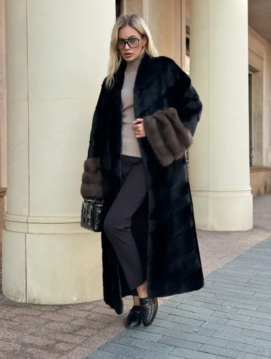 Черная норковая шуба с отделкой на рукавах из меха куницы