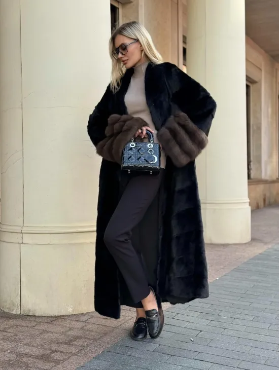 Черная норковая шуба с отделкой на рукавах из меха куницы