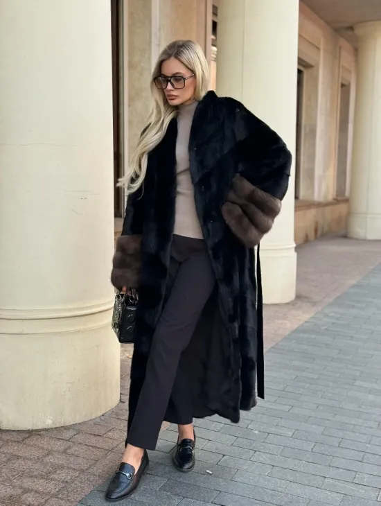Черная норковая шуба с отделкой на рукавах из меха куницы
