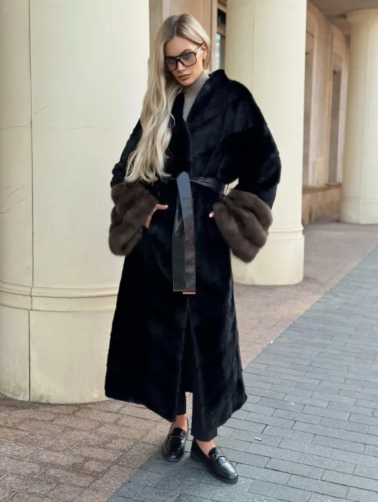 Черная норковая шуба с отделкой на рукавах из меха куницы
