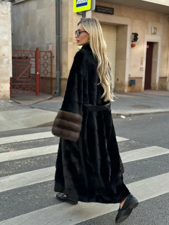 Черная норковая шуба с отделкой на рукавах из меха куницы