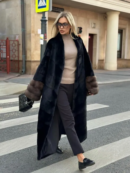 Черная норковая шуба с отделкой на рукавах из меха куницы