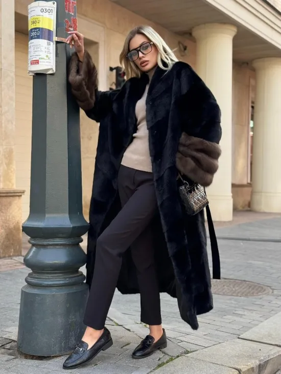 Черная норковая шуба с отделкой на рукавах из меха куницы