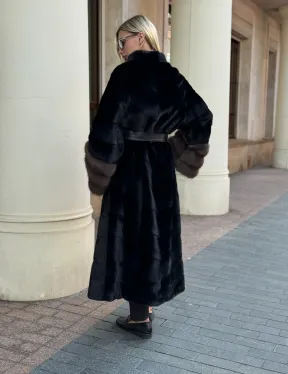 Черная норковая шуба с отделкой на рукавах из меха куницы