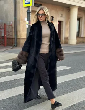 Черная норковая шуба с отделкой на рукавах из меха куницы