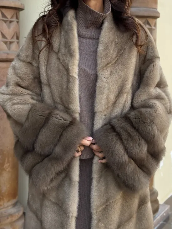 Шуба норковая пастель прямого кроя с отделкой на рукавах из меха куницы