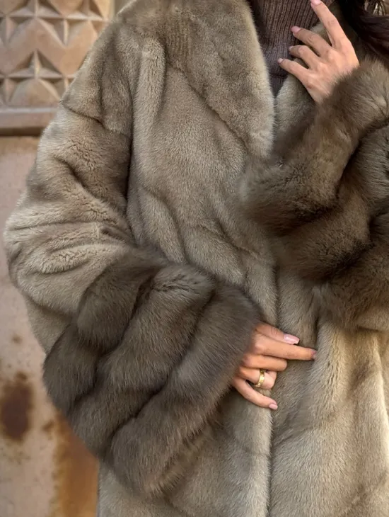 Шуба норковая пастель прямого кроя с отделкой на рукавах из меха куницы