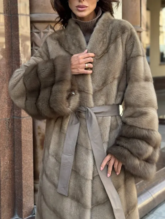 Шуба норковая пастель прямого кроя с отделкой на рукавах из меха куницы