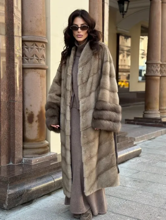 Шуба норковая пастель прямого кроя с отделкой на рукавах из меха куницы