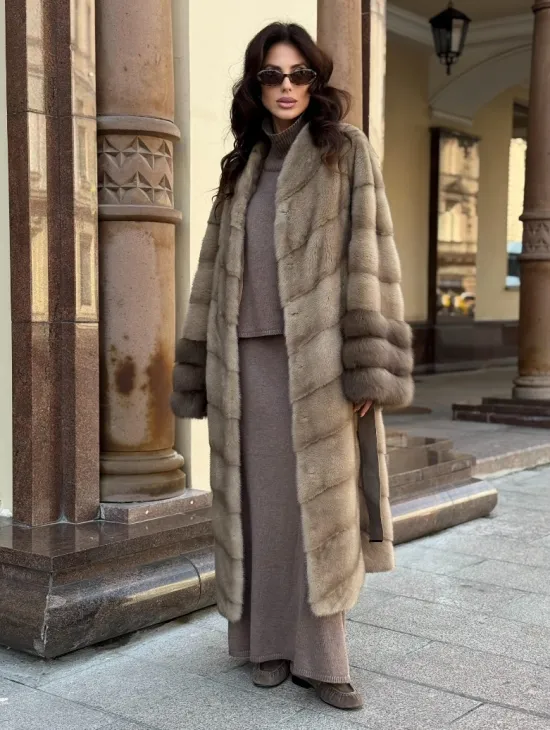 Шуба норковая пастель прямого кроя с отделкой на рукавах из меха куницы