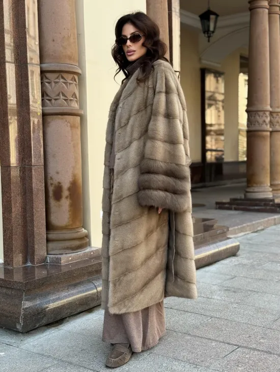 Шуба норковая пастель прямого кроя с отделкой на рукавах из меха куницы