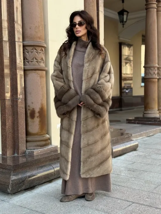 Шуба норковая пастель прямого кроя с отделкой на рукавах из меха куницы