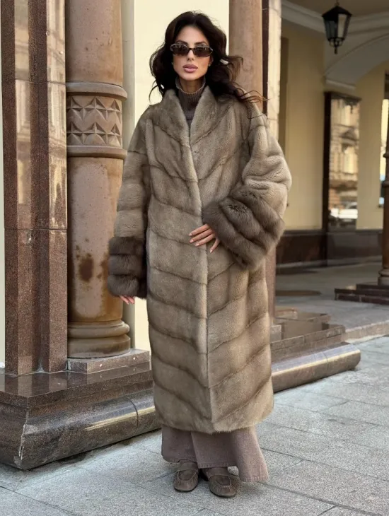 Шуба норковая пастель прямого кроя с отделкой на рукавах из меха куницы