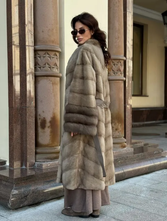 Шуба норковая пастель прямого кроя с отделкой на рукавах из меха куницы