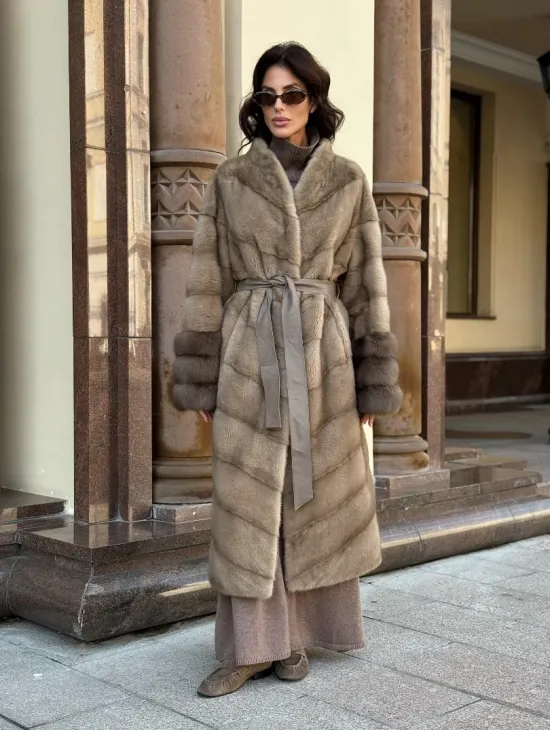 Шуба норковая пастель прямого кроя с отделкой на рукавах из меха куницы