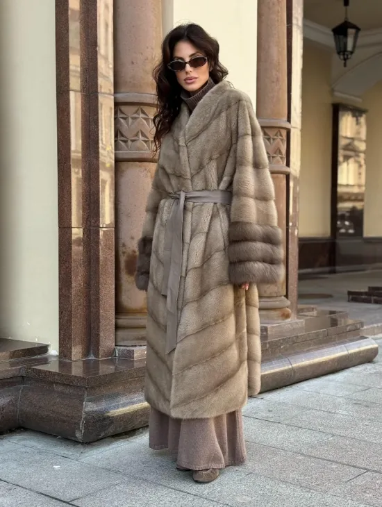 Шуба норковая пастель прямого кроя с отделкой на рукавах из меха куницы