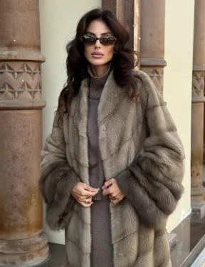 Шуба норковая пастель прямого кроя с отделкой на рукавах из меха куницы