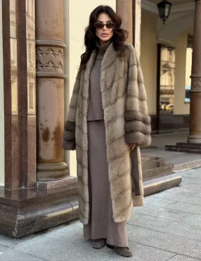 Шуба норковая пастель прямого кроя с отделкой на рукавах из меха куницы