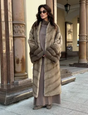 Шуба норковая пастель прямого кроя с отделкой на рукавах из меха куницы