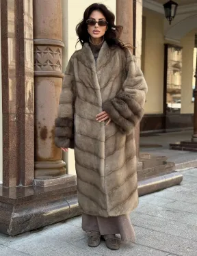 Шуба норковая пастель прямого кроя с отделкой на рукавах из меха куницы