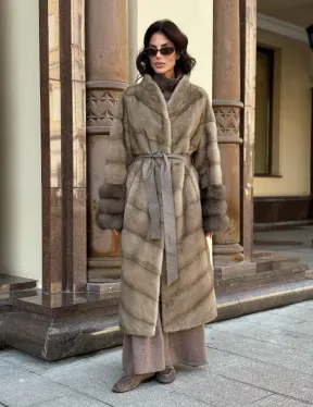 Шуба норковая пастель прямого кроя с отделкой на рукавах из меха куницы