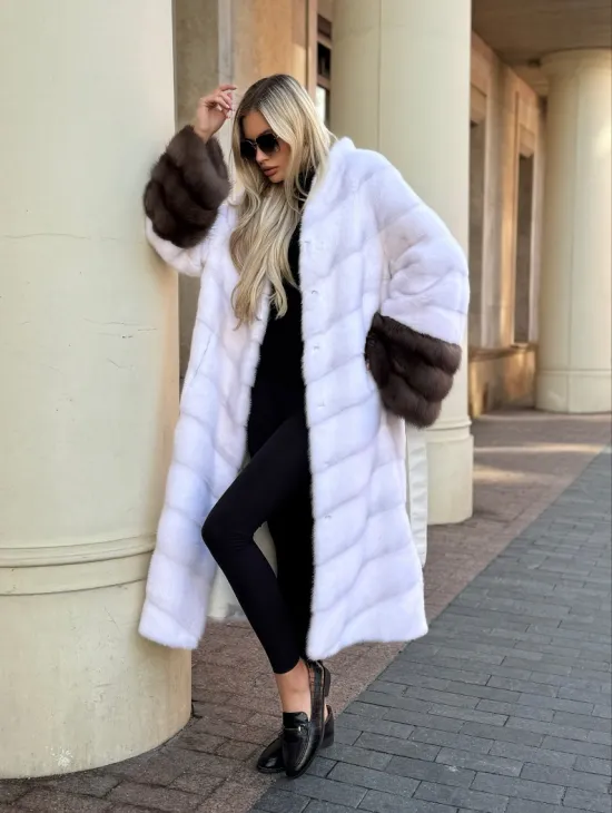 Белая норковая шуба с отделкой из куницы