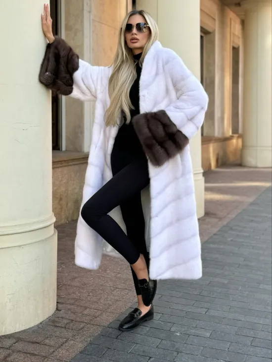 Белая норковая шуба с отделкой из куницы
