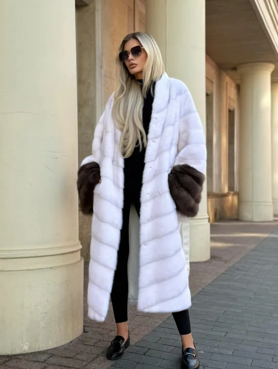 Белая норковая шуба с отделкой из куницы